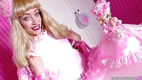 Blonde beauty with a sexy body takes a nice facial